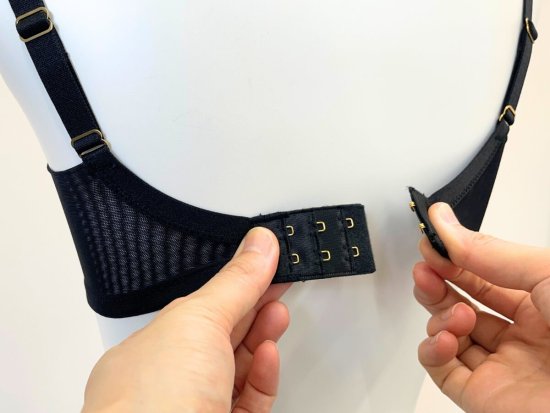 ブラジャーのホックはどこで留めるのが正解？心地よく着けるためのポイント
